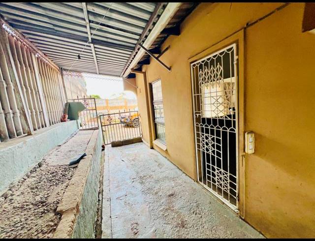 2 BEDROOM HOUSE FOR SALE IN NEWLANDS WEST